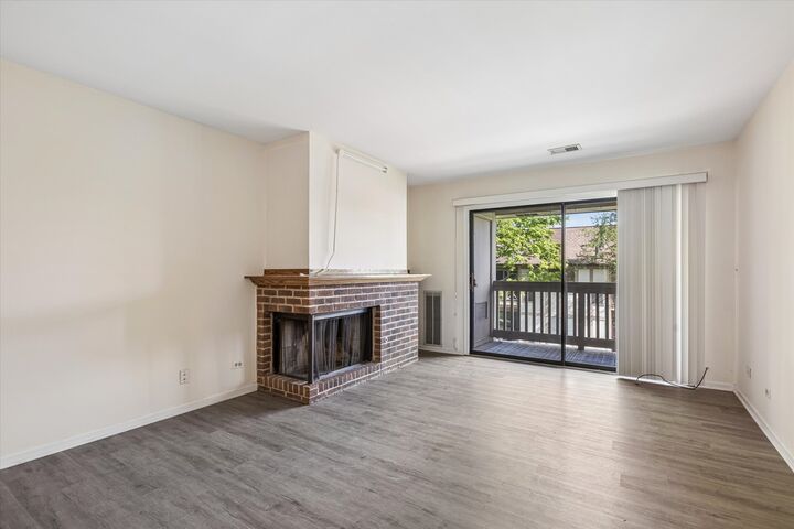 Property Photo: 826 Thornton Court 2al IL 60193