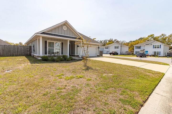 Property Photo:  3172 Heritage Oaks Circle  FL 32566 