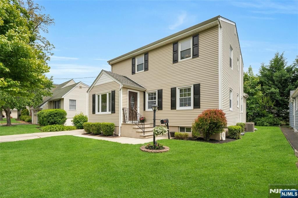Property Photo:  15 Oak Place  NJ 07506 