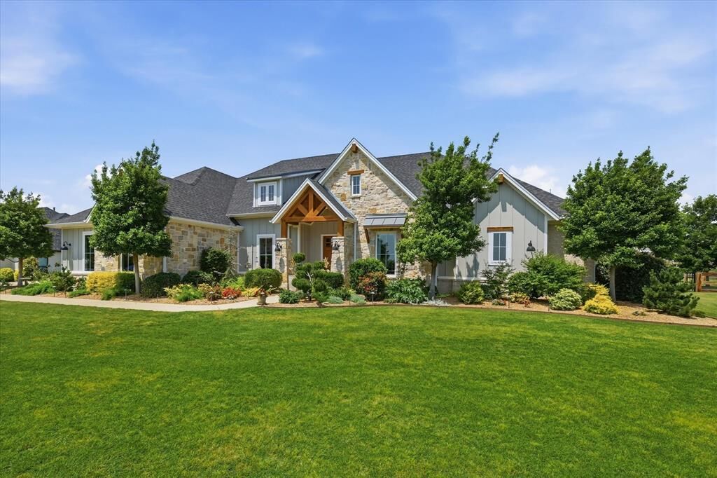Property Photo: 500 Sutherland Crescent TX 76247