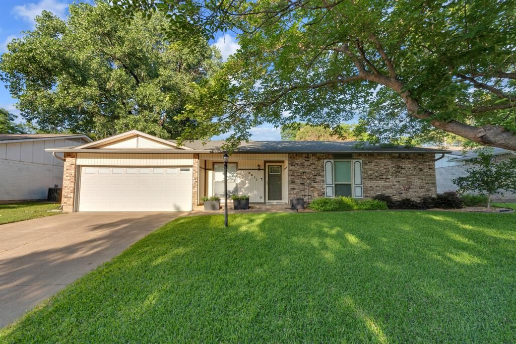 Property Photo:  2611 Mintwood Place  TX 76016 