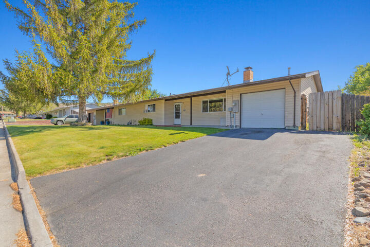 Property Photo:  10521 Kincheloe Avenue  OR 97603 