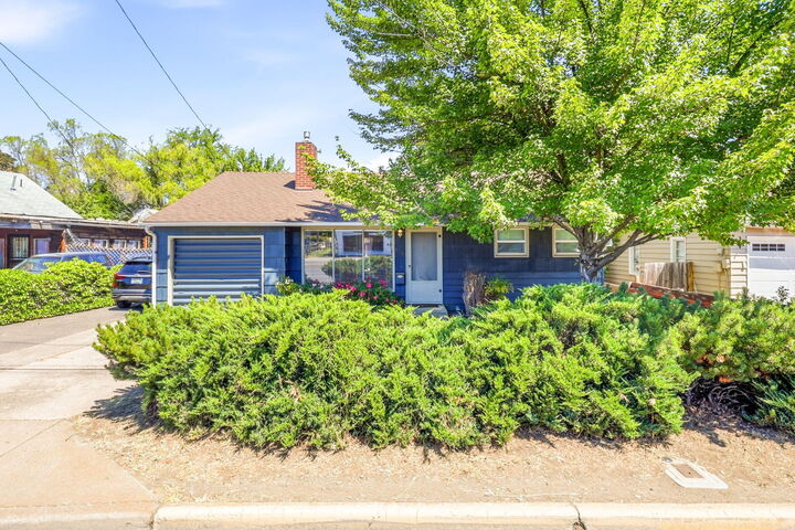Property Photo:  876 W Stewart Avenue  OR 97501 