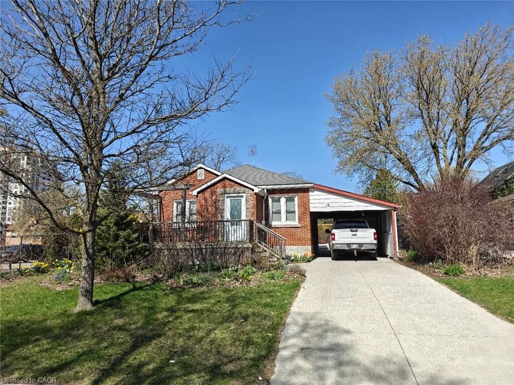 Property Photo:  18 Dunbar Road S  ON N2L 2E1 