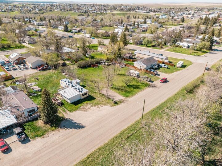 Property Photo:  837 2 Street E  AB T0K 0K0 