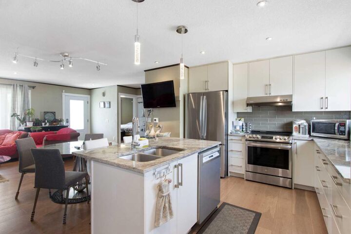 Property Photo:  124 Maitland Drive NE  AB T2A 5A5 