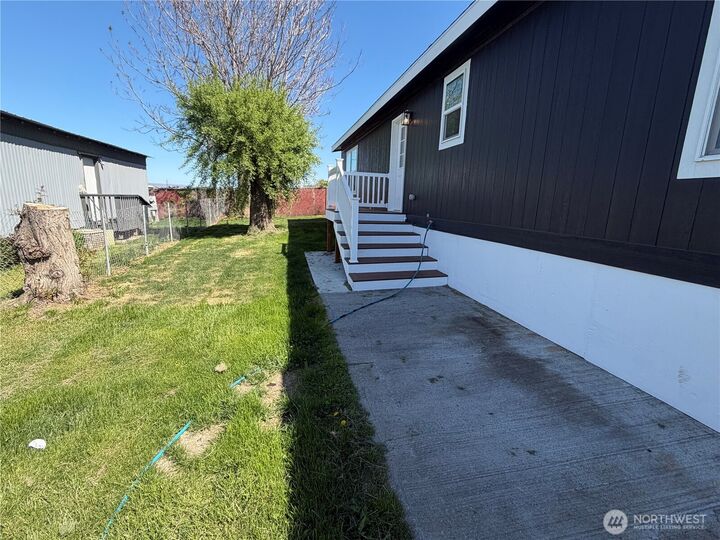 Property Photo:  402  Maple Avenue 10  WA 98944 