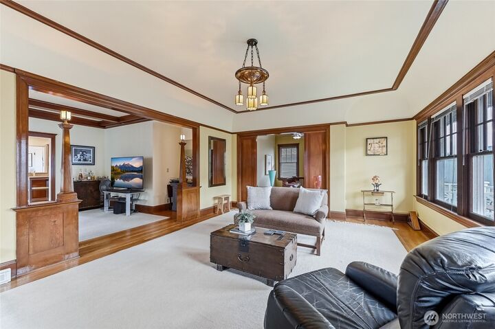 Property Photo:  2025  Boylston Avenue E  WA 98102 