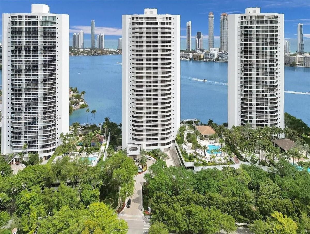 Property Photo: 3000 Island Blvd 2802 FL 33160