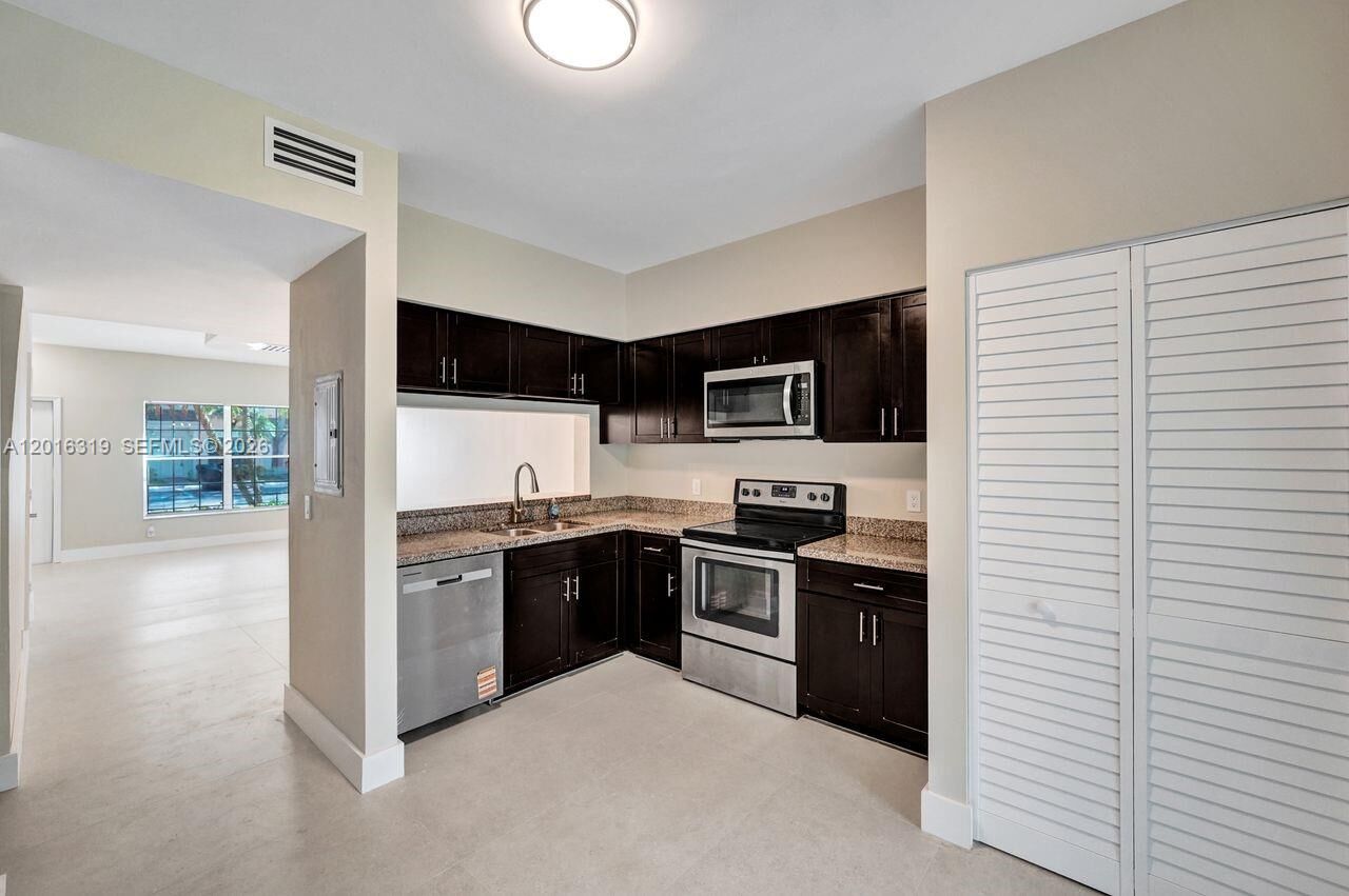 Property Photo:  43 Simonton Cir  FL 33326 