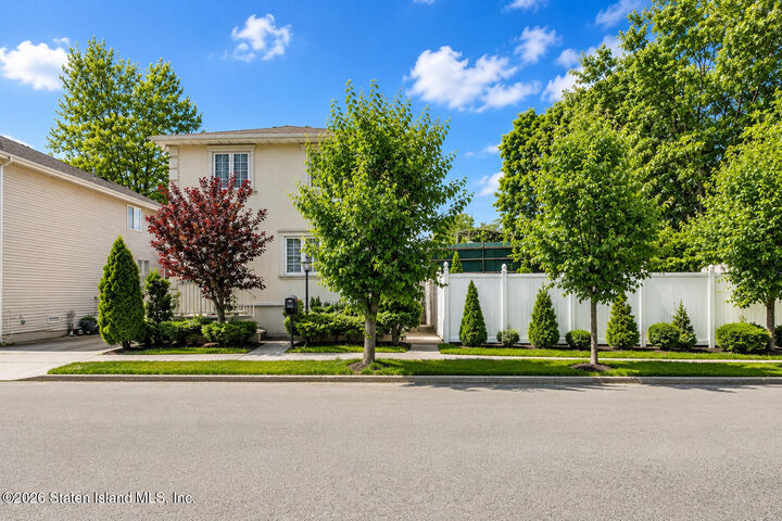 Property Photo:  6 Raymond Place  NY 10310 