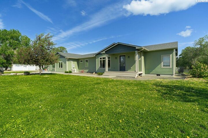 Property Photo: 573 E Sunset Dr WA 99323