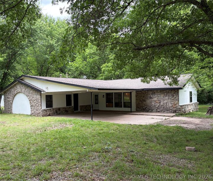 Property Photo:  20000 S 280 Road  OK 74445 
