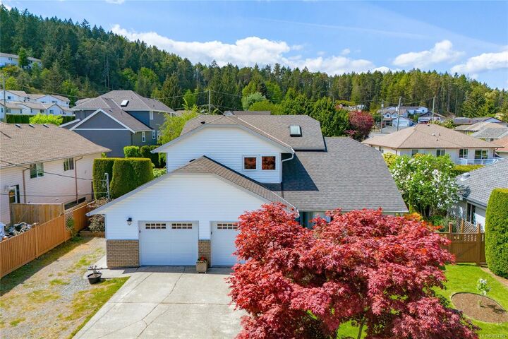 Property Photo: 810 Colonia Dr BC V9G 1N3
