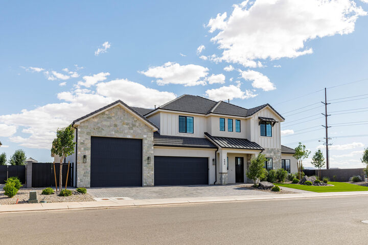 Property Photo: 594 E Pine St UT 84780