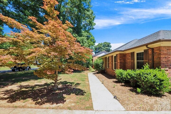 Property Photo: 13507 Four Oaks Lane NC 28105