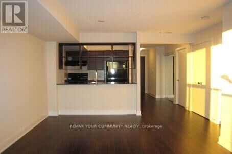 Property Photo:  135 Village Green Sq Square 1921  ON M1S 0G4 