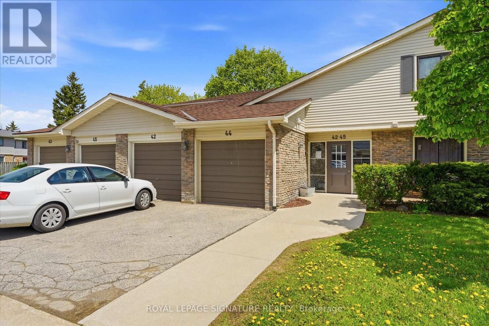 Property Photo:  2701 Aquitaine Avenue 42  ON L5N 2H7 