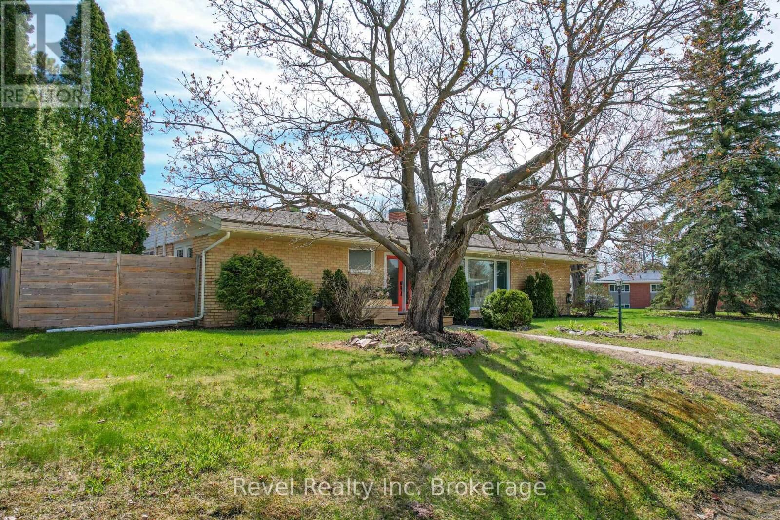 Property Photo:  905 Pinewood Road  ON P1B 4P2 
