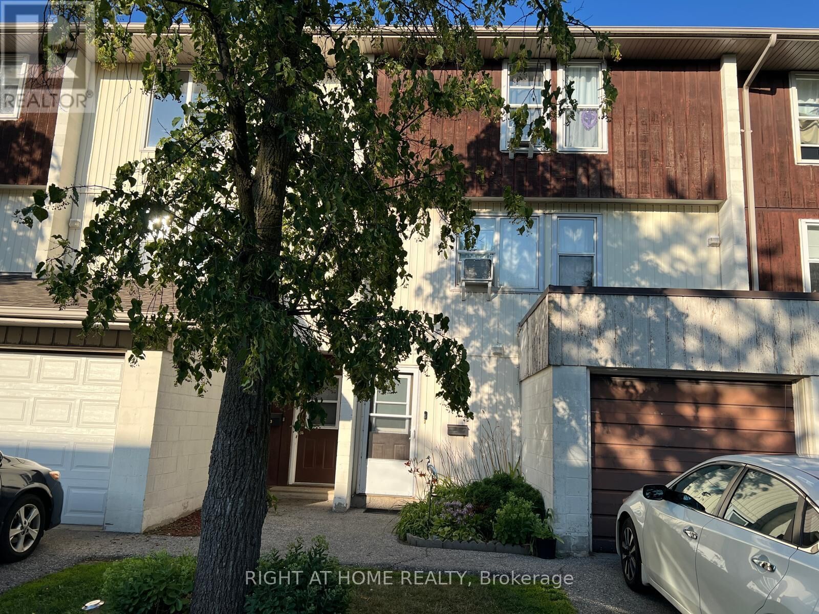 Property Photo:  135 Chalmers Street South 81  ON N1R 6M2 