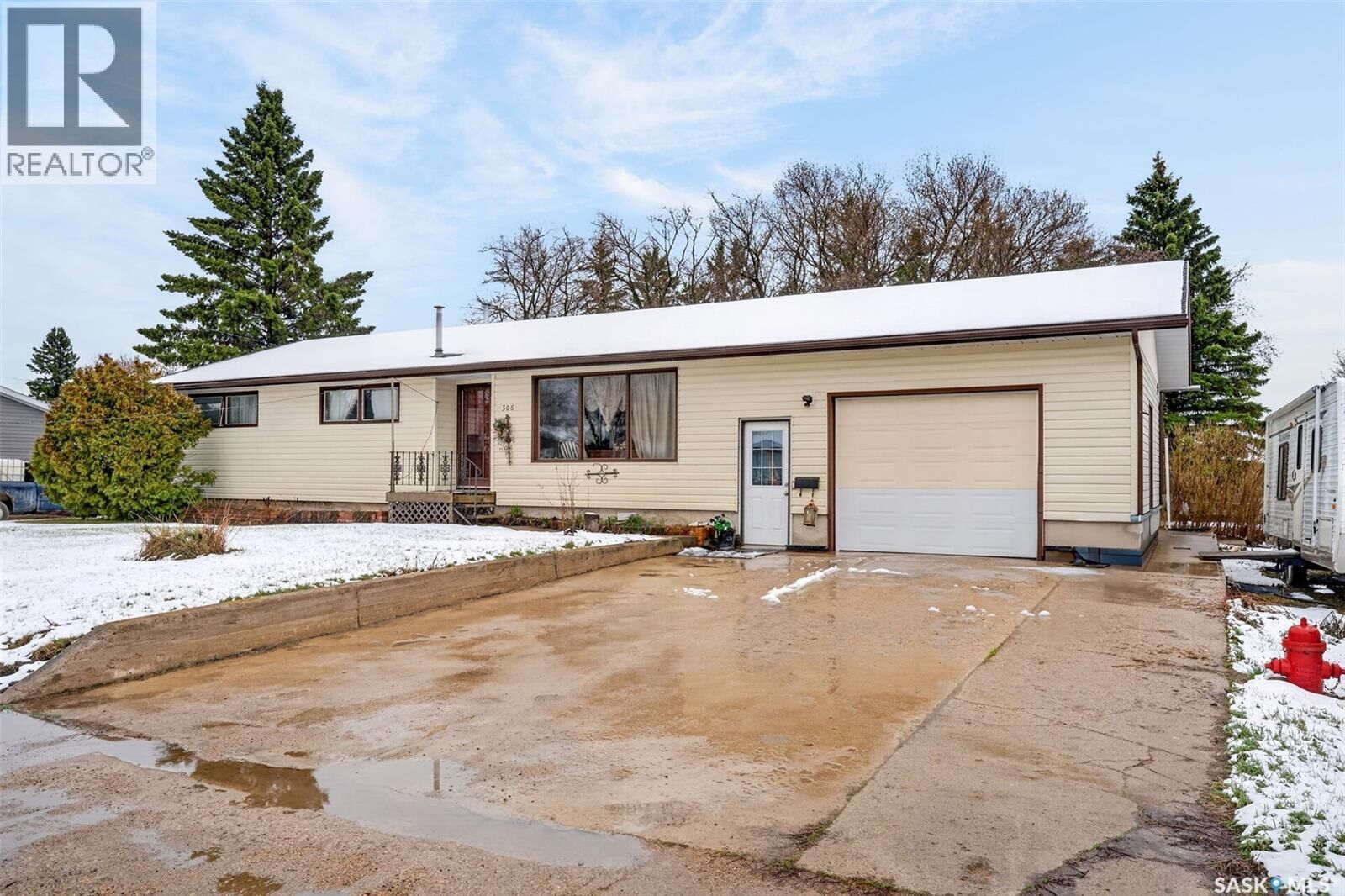 Property Photo:  306 4th Street S  SK S0K 2Z0 