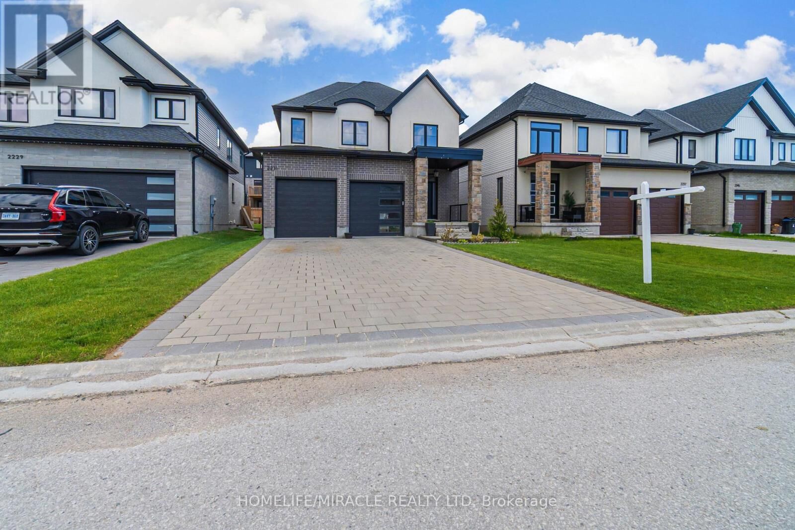 Property Photo: 2231 Linkway Boulevard ON N6K 0K9