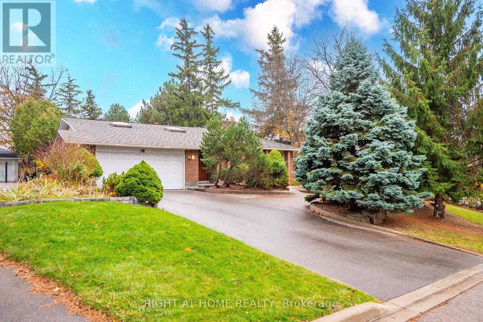 Property Photo: 20 Pine Ridge Lane ON L6W 1G6