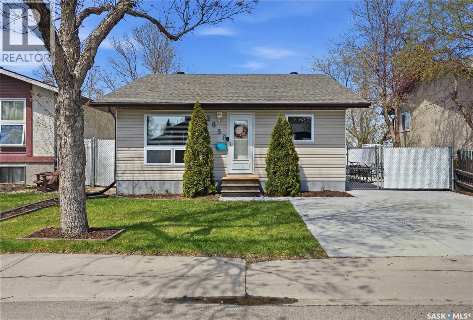 Property Photo:  2838 Hartmann Crescent E  SK S4N 6L9 