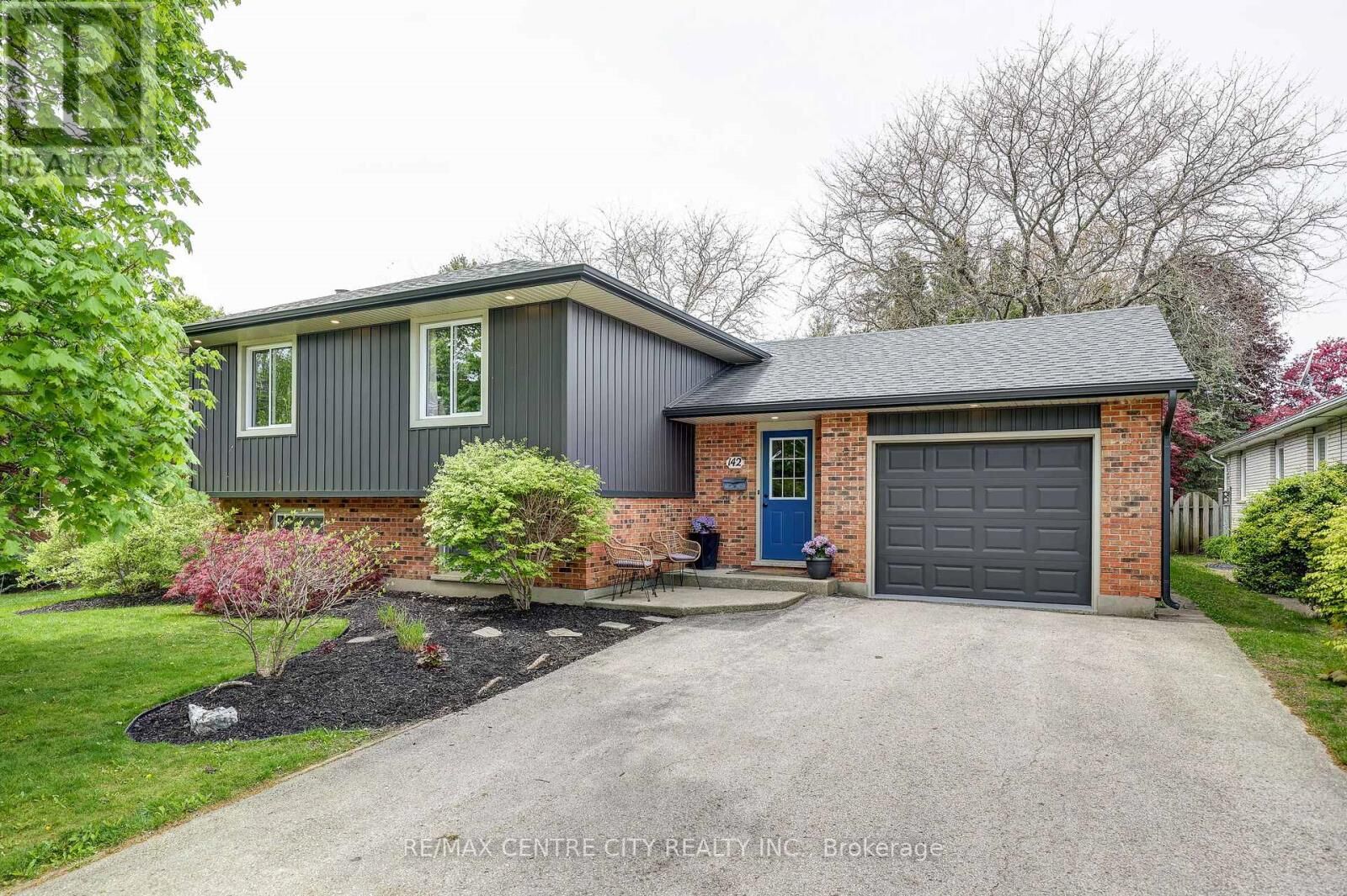 Property Photo: 142 Dufferin Street ON N5H 3B2