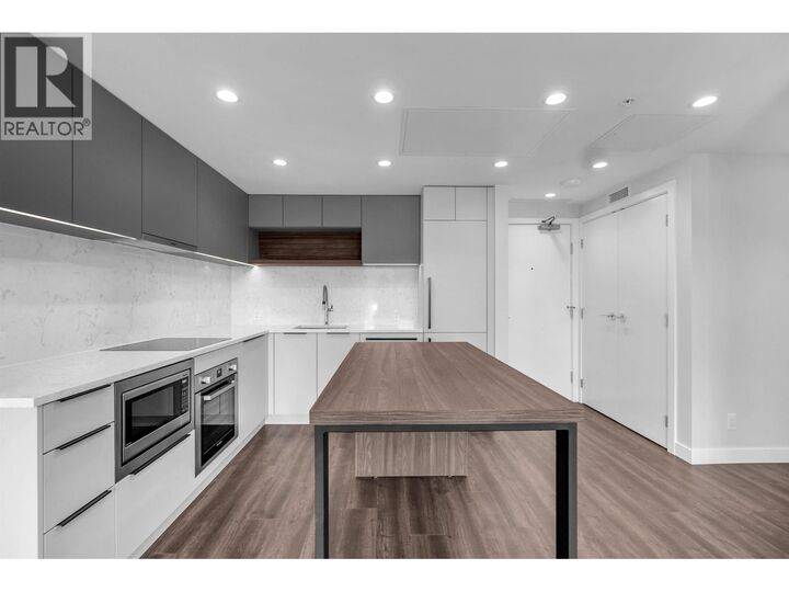 Property Photo:  567 Emerson St 3207  BC V3J 0M8 