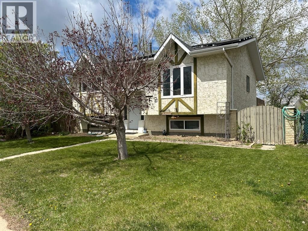 Property Photo:  44 Wildrose Crescent West  AB T1R 0A4 