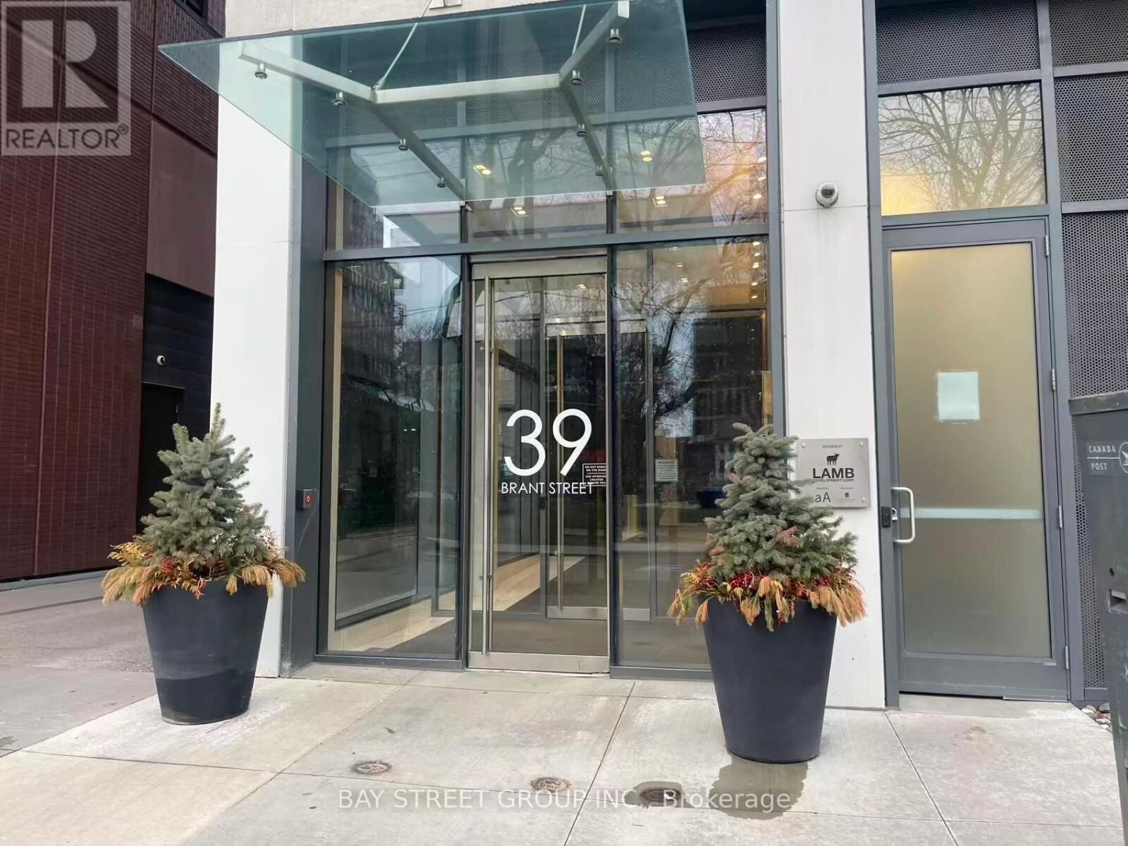Property Photo:  39 Brant Street 811  ON M5V 2L9 