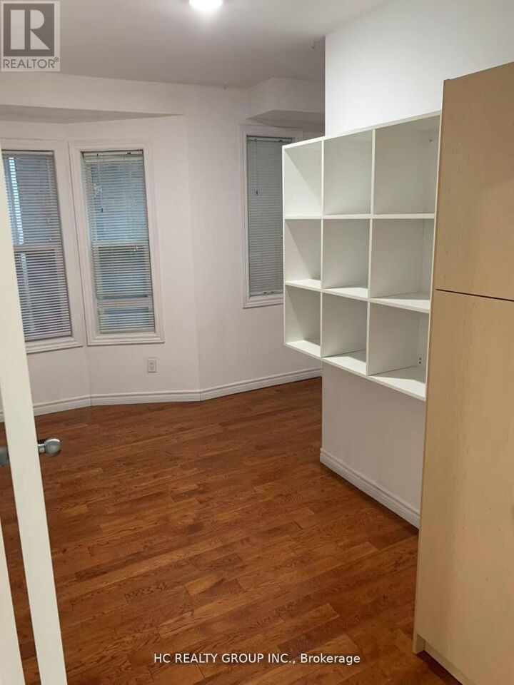 Property Photo:  562 Bathurst Street  ON M5S 2P9 