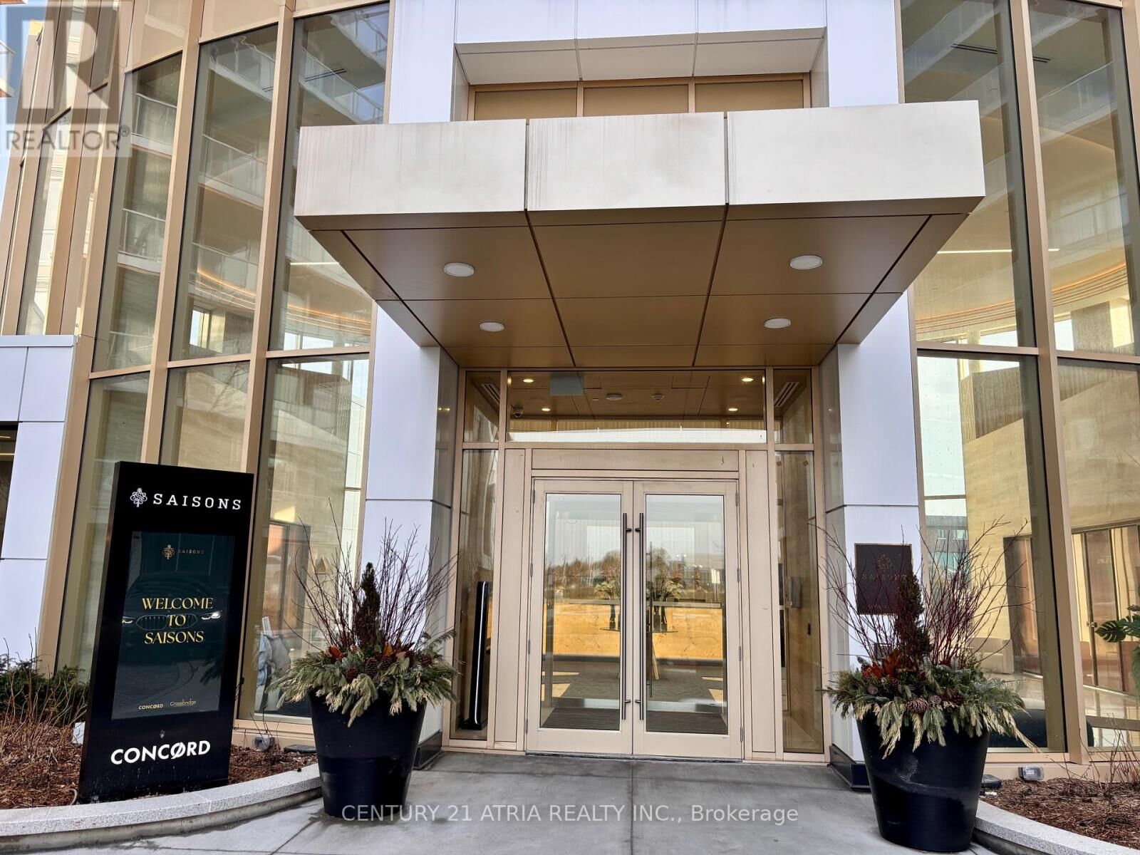 Property Photo: 27 McMahon Drive 1211 ON M2K 0J2
