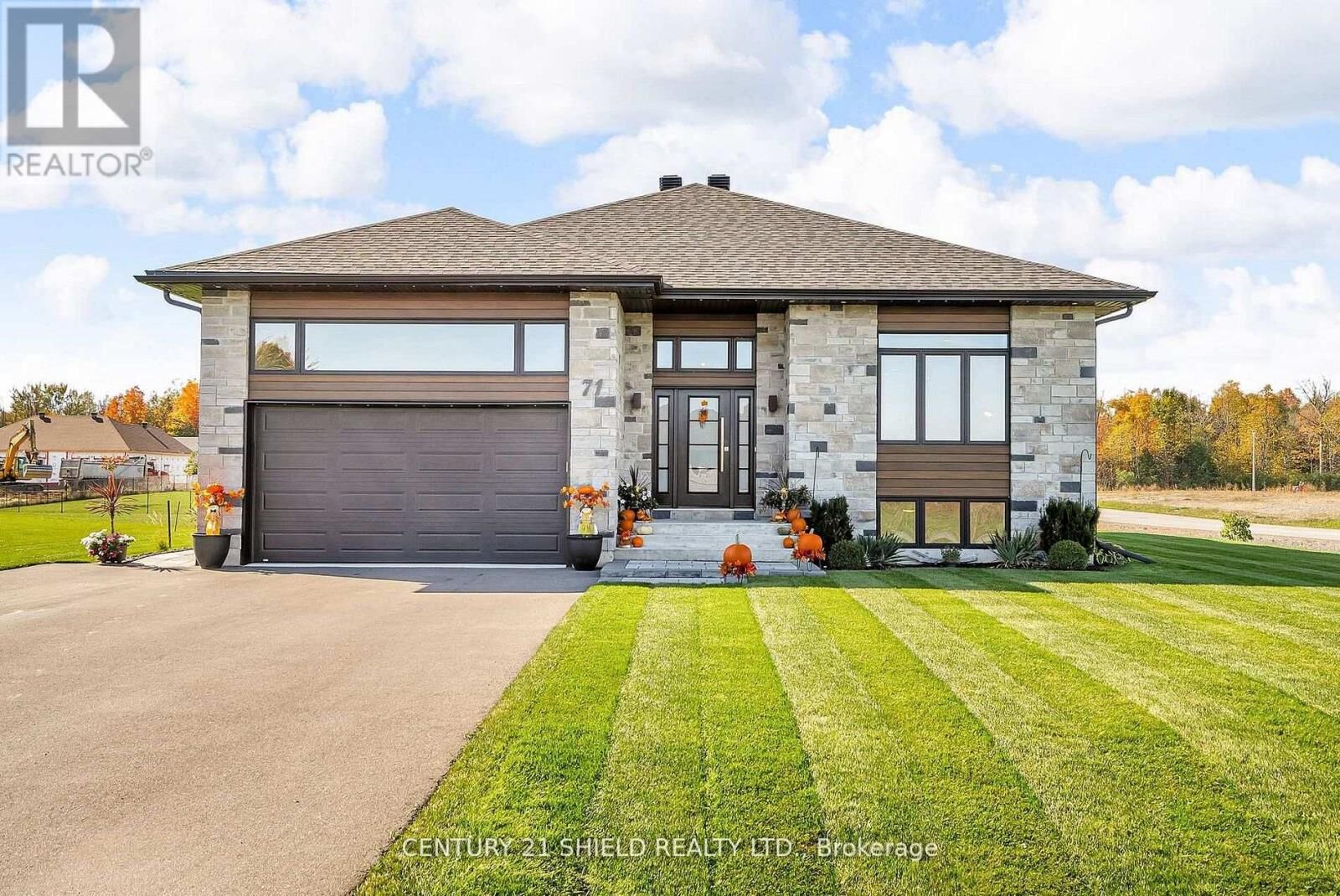 Property Photo:  71 Dale Street  ON K0C 1M0 