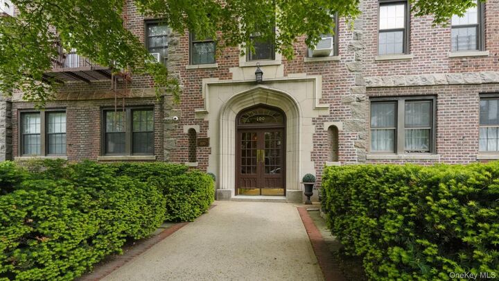 Property Photo:  100 Parkway 5D  NY 10708 