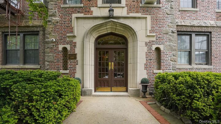 Property Photo:  100 Parkway Road 5D  NY 10708 