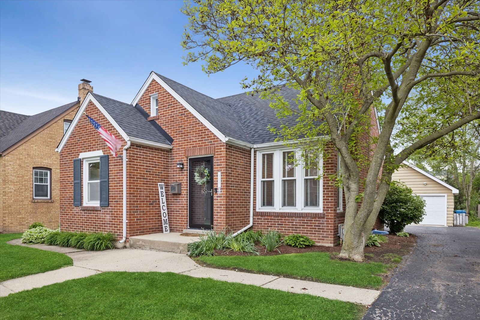 Property Photo:  923 S Fairfield Avenue  IL 60126 