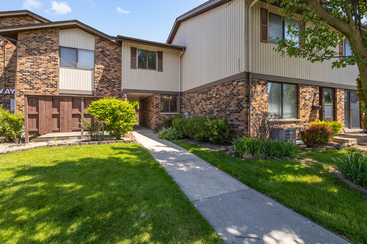 Property Photo:  7345 Winthrop Way 10  IL 60516 