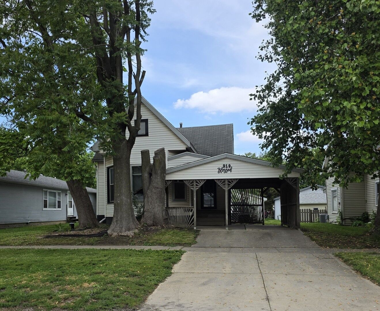 Property Photo: 919 E Johnson Street IL 61727