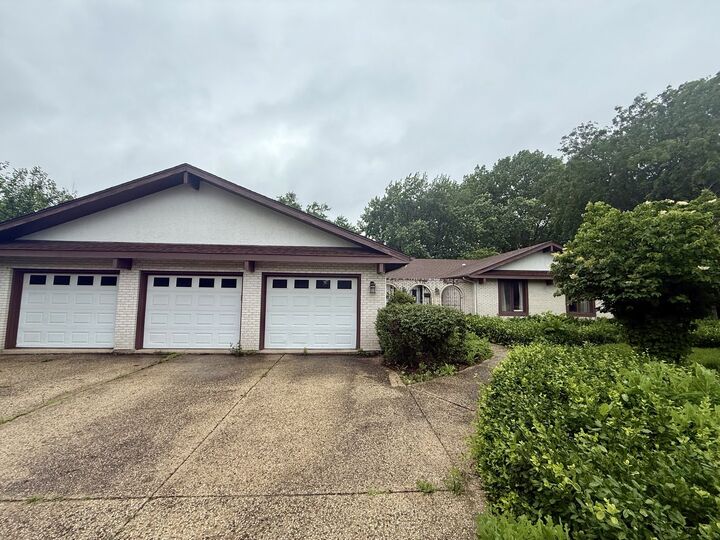 Property Photo:  