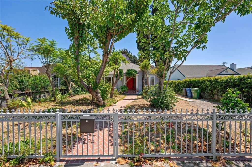 Property Photo:  1106 S Victoria Avenue  CA 90019 