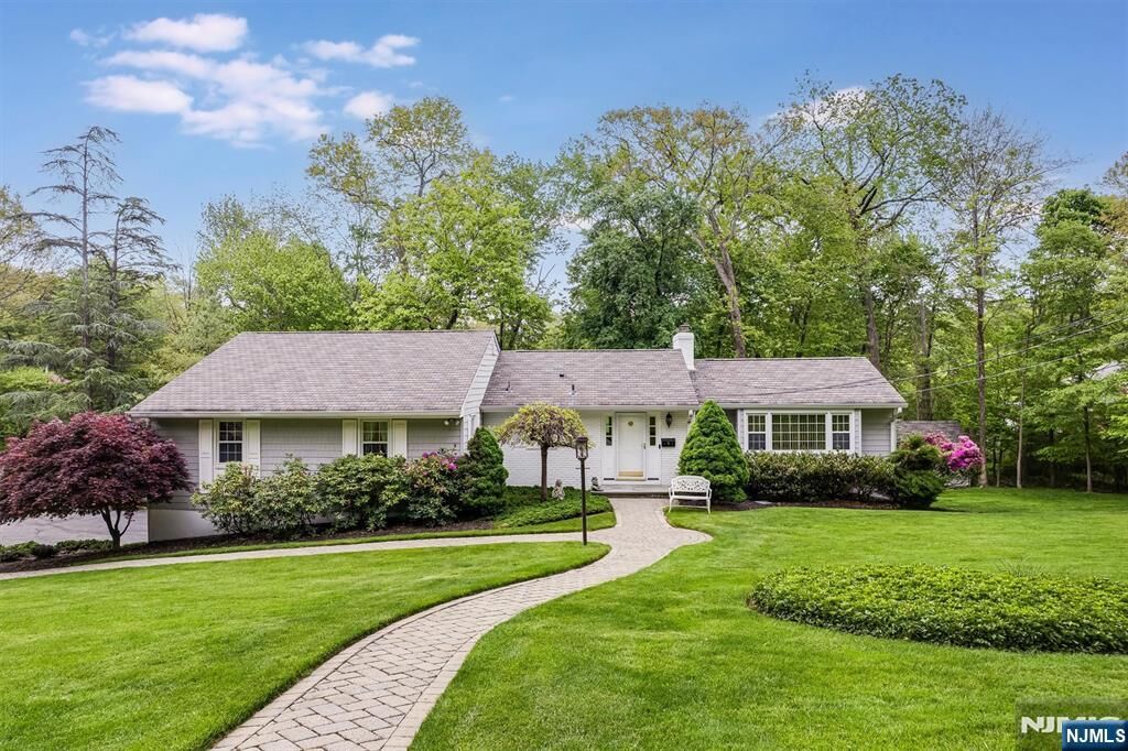 Property Photo:  6 Driftway Street  NJ 07068 