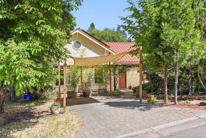 Property Photo: 610 Beach Street OR 97520