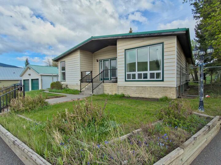 Property Photo:  8126 20 Avenue  AB T0K 0M0 