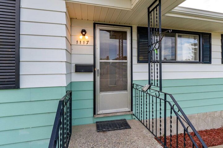 Property Photo:  1117 Grey Avenue  AB T0M 0S0 