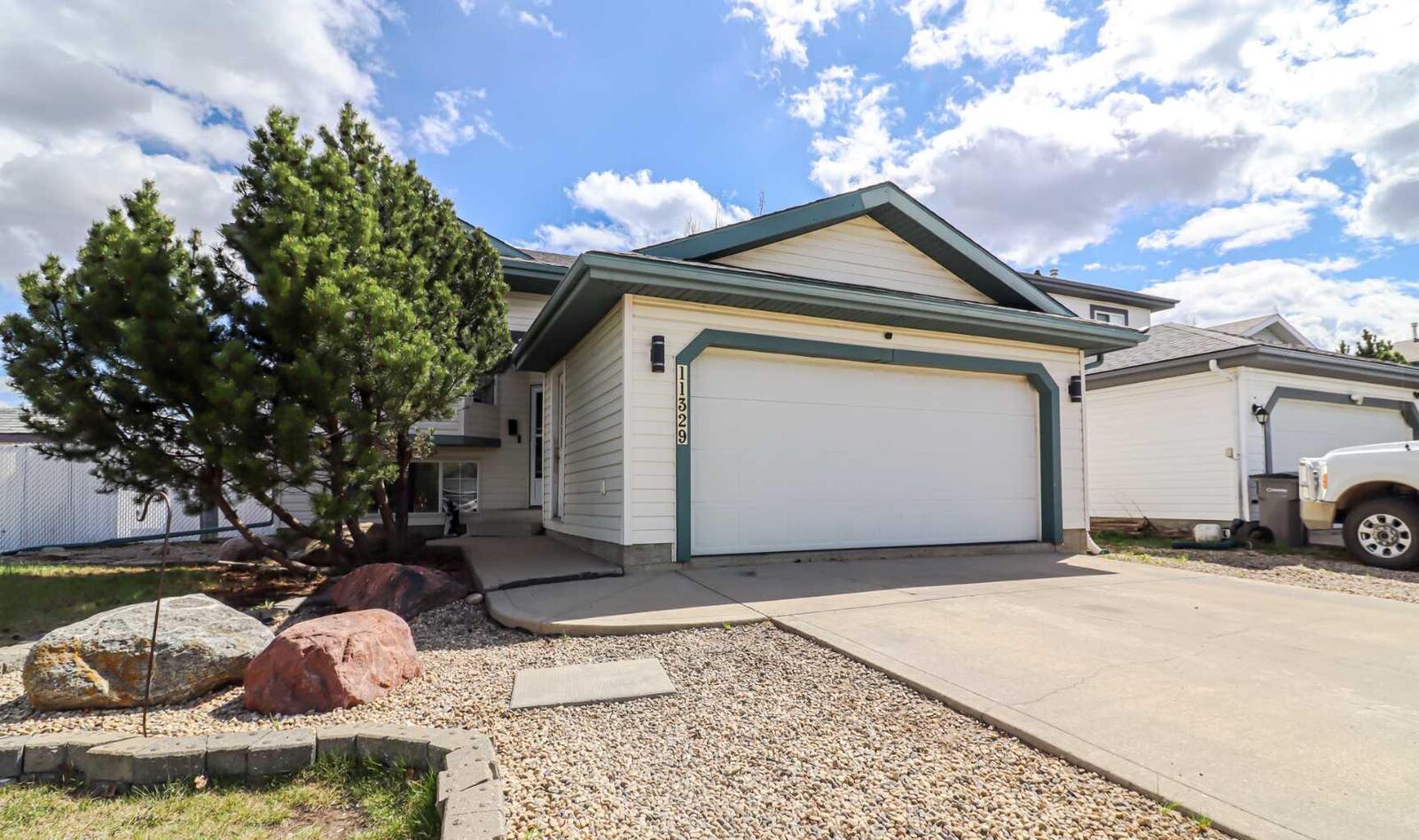 Property Photo: 11329 92B Street AB T8V 7E9