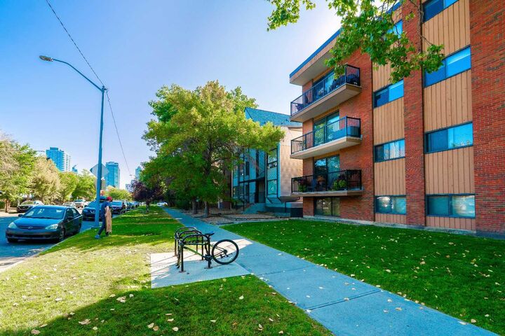 Property Photo: 1829 11 Avenue SW 305 AB T3C 0N7