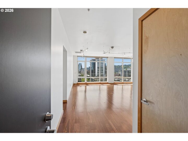 Property Photo: 1255 NW 9th Ave 1306 OR 97209