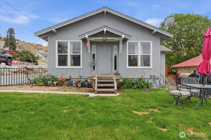 Property Photo:  608 N Bradley Street  WA 98816 